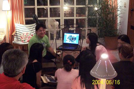 2004 (26).jpg - Jun 16, 2004 迎新送舊(老師家) [Lab newcomer welcome party (Prof. Shiau's house)]-6